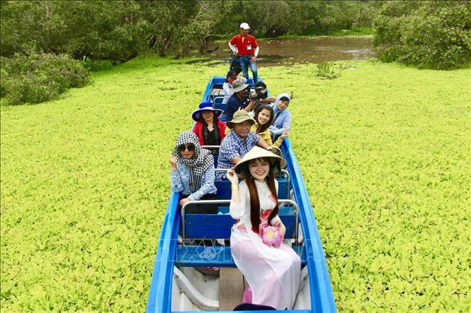 Trong ảnh: Du khách tham quan rừng tràm Trà Sư vào mùa nước nổi. Ảnh: Thanh Sang-TTXVN